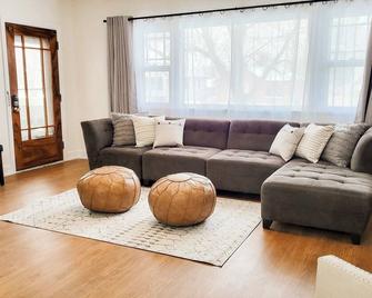 Cozy and Spacious Home in Ogden - Ogden - Living room