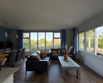 Beautiful Dune Villa With Thatched Roof on Ameland, 800 Meters From the Beach - Buren - Sala de estar