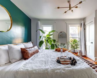 Jungle House Columbus Downtown Free Parking Sleeps 8 - Walk to Convention Center & Nationwide Arena - 2BR Short North Luxury Home - Over 5,800 Five Star Stays - Columbus