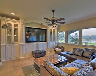 8 Mi to Kemah Boardwalk: Texas Gulf Home w/ Patio - Dickinson - Living room