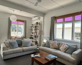 Spacious, Sunny and Warm Home in Kaikoura - Kaikoura - Living room