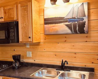 Charming 2-bedroom Red cabin close to Carrabassett valley and Kingfield - Kingfield
