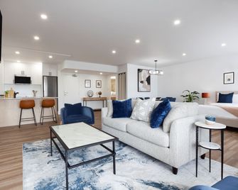 Strata Hotel - Kingston - Living room