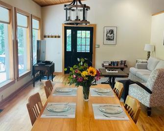 Hawk Ridge Retreat - Athens County getaway - Athens - Dining room