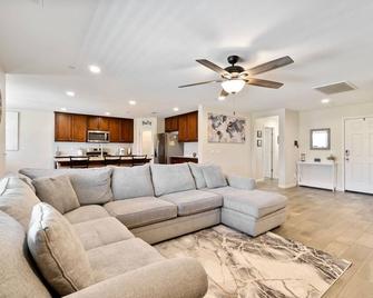 Cozy 3bd/2bth Home In Hanford\n - Hanford - Вітальня