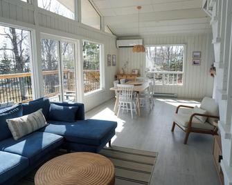 Blissful Oceanfront Cottage in Port Mouton - Hunt's Point - Living room