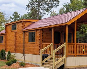 Charming 3-bedroom cabin in Gwinn - Snowmobile & ATV Trailhead - Pet Friendly - Gwinn - Building