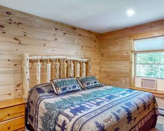 Gorgeous dog-friendly cabin with great view, deck, hot tub, & gas fireplace - Kingfield - Ložnice