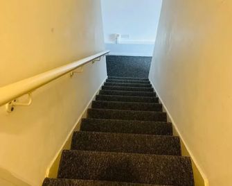 Stunning 2-bed House in Chatham - Chatham - Stairs