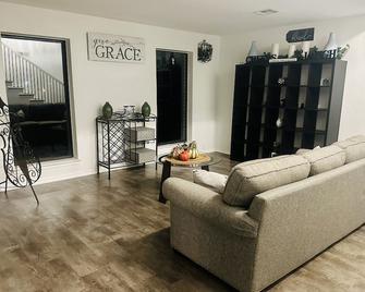 The House of Serenity: Close to Fort Sill & Casino - Lawton - Huiskamer