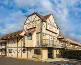 Key Inn & Suites - Tustin - Building