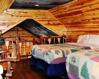Nichols Hole Cabin - Above the Caddo River - Float to your Cabin! - Glenwood - Habitación