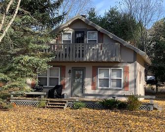 Cabin Located in the Manistee National Forest with all the Comforts of Home - Cadillac - Building