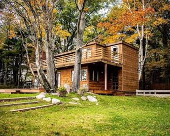 Beaches & View on Lake Michigan and Portage Lake. Secluded home & private dock - Onekama - Building