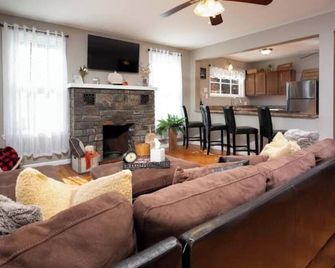 Cozy Adirondack Escape - Warrensburg - Living room