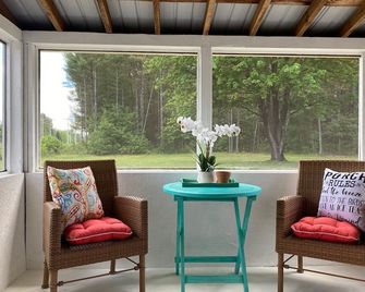 2 Br Modern Home - Visit Saratoga & Lake George - Queensbury - Living room