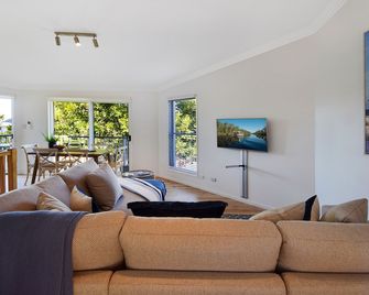 Advance Place - Sunrise Beach - Living room