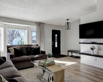 The Perfect 5 Bed, 4 Baths, Mini gym, 2 Kitchens, 2 Living rooms - Grande Prairie - Living room