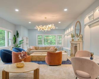 Game Farm Villa By Avantstay 10bdr Private Pond Spa Pool Family-Friendly - Catskill - Living room