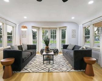 Copper Patch- Luxury Tudor 1930's home! - Tulare - Wohnzimmer