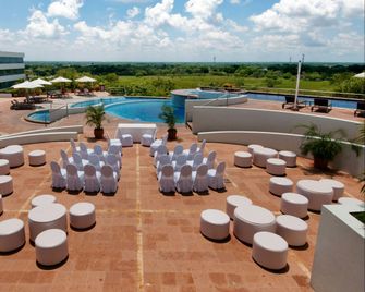 Holiday Inn Villahermosa Aeropuerto By IHG - ויארמוסה - בריכה