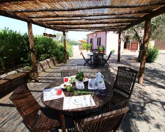 Spacious Farmhouse near Montalto di Castro with Shared Pool - Montalto di Castro - Patio
