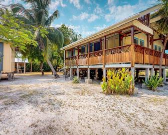 Comfortable home w/ casual island vibes, WiFi & partial AC - near the beach/town - Caye Caulker - Building