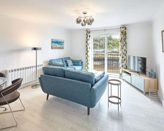 Host & Stay - Shipwrights Eskape - Whitby - Living room