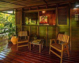 Luxury Staffed 3-bedroom cottage with AC 2 min away from Playa Estillero - El Limon - Patio