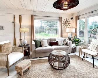 beachy cottage w/ ocean views, enclosed yard, hot tub & nearby beach access - Moclips - Living room