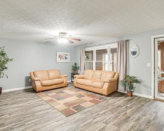 Spacious Delaware Home With Game Room! - Delaware