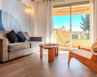 Les 15 Pins & La Mer -Your green getaway near sea & beach - Antibes - Pokój dzienny