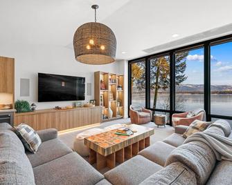 Lakefront Mtn Modern - on Payette Lake, amazing views, private beach, dock, game room - McCall - Sala de estar