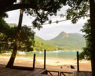 Praia da Crena - Vila do Abraao