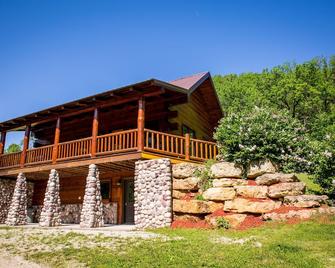 Private 10 acre Family Friendly Cabin w/zipline minutes from Mississippi River! - Lansing - Edificio