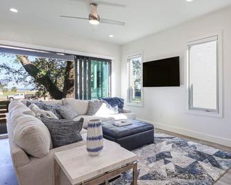 Chic Coastal Haven + Walk to Beach + Rest + Casino - Gulfport - Olohuone