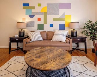 Huge 2 Bed in Belleville Pets OK, Park2Cars, Laundry, Fios, Safe Dog Park Nearby - Belleville - Living room