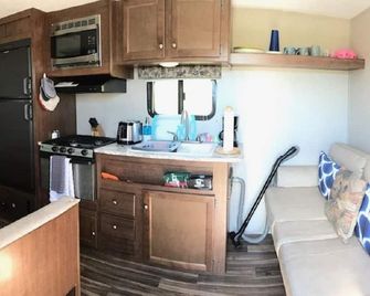 Bunkhouse Rv - Mountain Views On A Budget & Minutes To Glacier East Entrance - Babb - Kitchen
