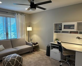 Modern Home Near Mall of America - Woodbury - Living room