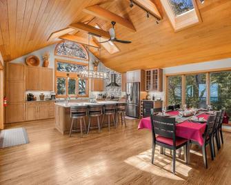 Unbeatable Views Atop Wintergreen 4min to Skiing - Roseland - Dining room
