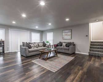 Very close to the stadiums! - Independence - Living room