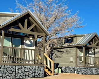 Cozy Tiny Home King Room #22B - Page - Gebäude