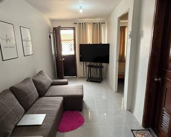 Charming 2-bedroom bungalow in serene Ormoc City with AC - Ormoc - Wohnzimmer