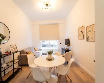 Your Antwerp Adventure Sleeps 4 - אנטוורפן - חדר אוכל