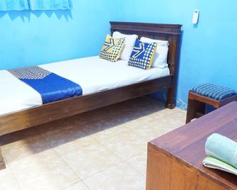 Spot On 92689 Homestay Srikandi Pulau Merah Beach - Pesanggaran - Habitación