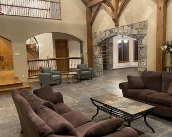 Chestnuthill Countryside Manor - Effort - Living room