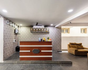 Hotel Aditya Premier - Guntūr - Front desk