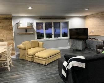 Gorgeous Lower Level Apartment Retreat - Grand Rapids - Living room