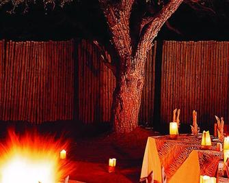 Intu Afrika Camelthorn Kalahari Lodge - Hoachanas - Restaurante
