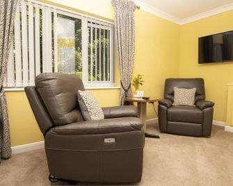 Bridleways Guest House & Holiday Homes - Mansfield - Wohnzimmer